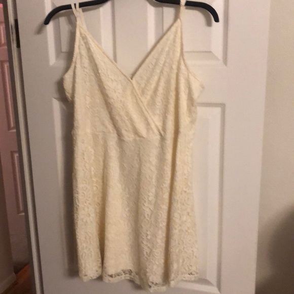 White dress - Picture 3 of 3